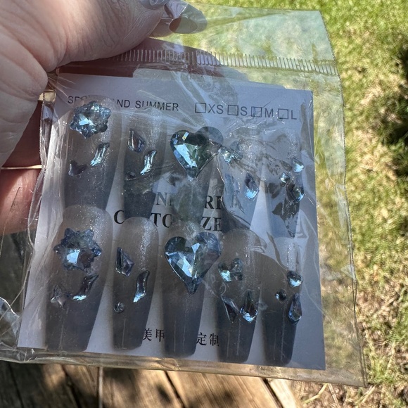 Press on nails - Picture 1 of 3